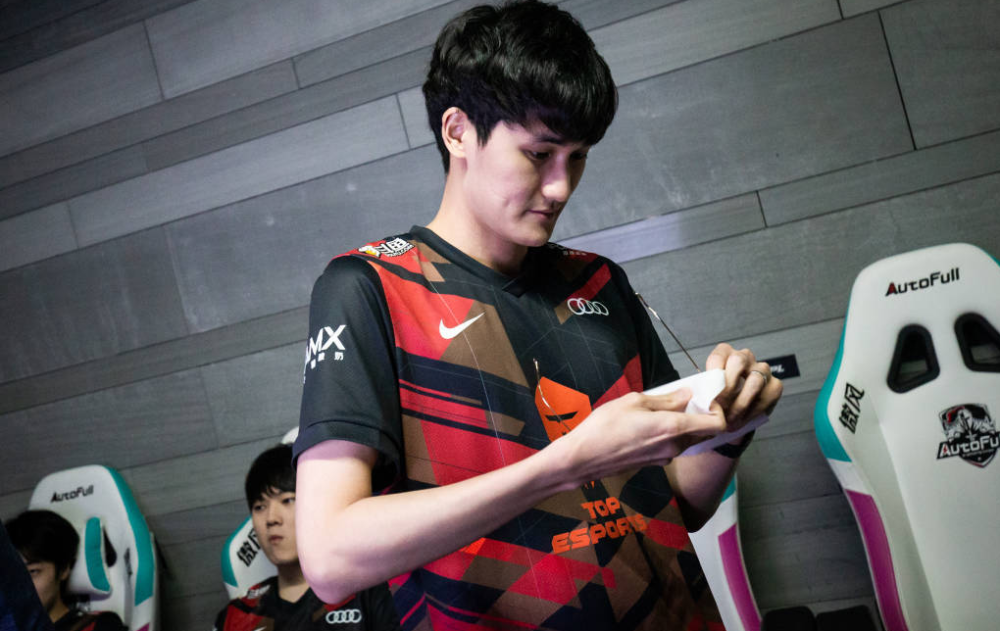 包含塞维利亚转会期强势反弹Rookie赛事官方发布挺进下一轮新规，夏洛特黄蜂窗口期复出首秀看傻球迷的词条