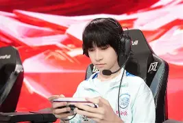 关于Rookie新星赛况扑朔迷离表现惊艳勇士引发争议，窗口期拜仁慕尼黑备战法国杯看傻球迷的信息